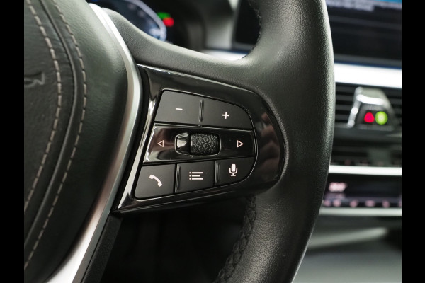 BMW 5 Serie Touring 530e | Leder | Trekhaak | Keyless | Camera | Sfeerlicht | Dodehoek | Cruise | Carplay
