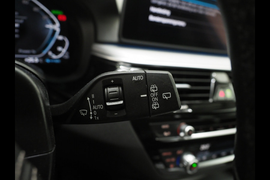BMW 5 Serie Touring 530e | Leder | Trekhaak | Keyless | Camera | Sfeerlicht | Dodehoek | Cruise | Carplay