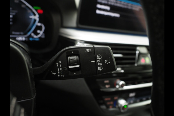 BMW 5 Serie Touring 530e | Leder | Trekhaak | Keyless | Camera | Sfeerlicht | Dodehoek | Cruise | Carplay