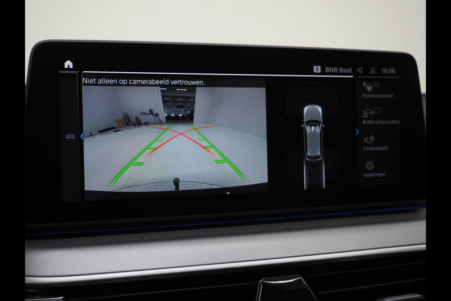 BMW 5 Serie Touring 530e | Leder | Trekhaak | Keyless | Camera | Sfeerlicht | Dodehoek | Cruise | Carplay