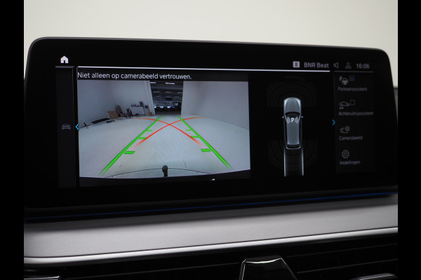 BMW 5 Serie Touring 530e | Leder | Trekhaak | Keyless | Camera | Sfeerlicht | Dodehoek | Cruise | Carplay