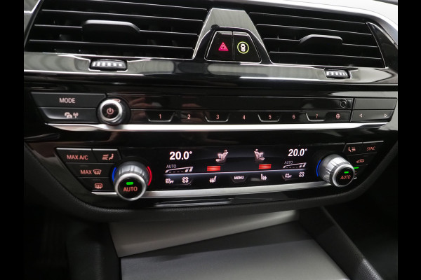BMW 5 Serie Touring 530e | Leder | Trekhaak | Keyless | Camera | Sfeerlicht | Dodehoek | Cruise | Carplay