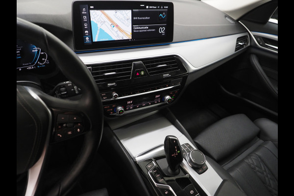 BMW 5 Serie Touring 530e | Leder | Trekhaak | Keyless | Camera | Sfeerlicht | Dodehoek | Cruise | Carplay