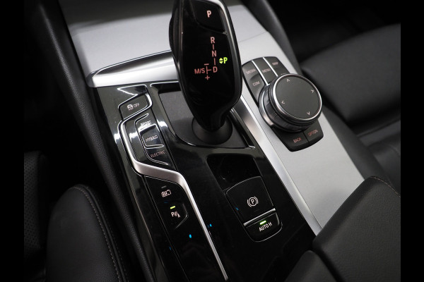 BMW 5 Serie Touring 530e | Leder | Trekhaak | Keyless | Camera | Sfeerlicht | Dodehoek | Cruise | Carplay