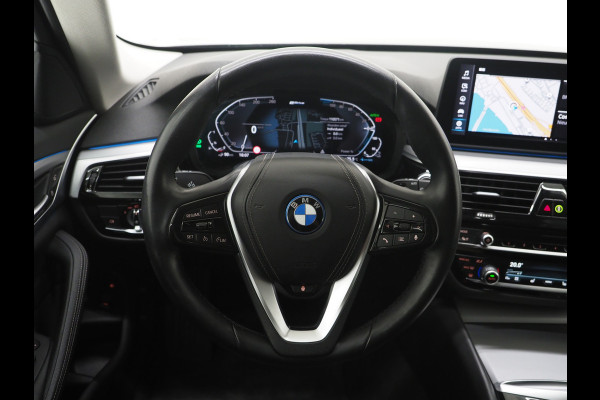 BMW 5 Serie Touring 530e | Leder | Trekhaak | Keyless | Camera | Sfeerlicht | Dodehoek | Cruise | Carplay