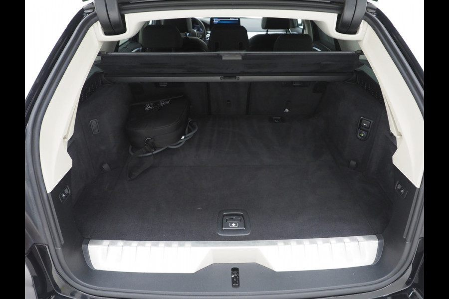 BMW 5 Serie Touring 530e | Leder | Trekhaak | Keyless | Camera | Sfeerlicht | Dodehoek | Cruise | Carplay