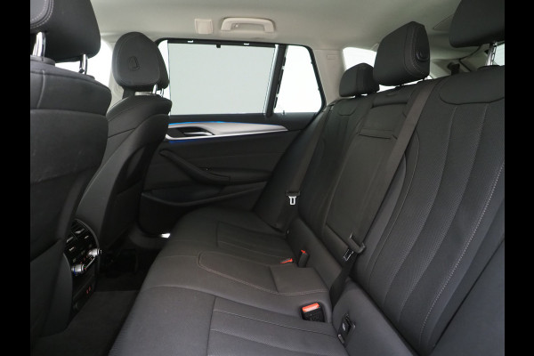 BMW 5 Serie Touring 530e | Leder | Trekhaak | Keyless | Camera | Sfeerlicht | Dodehoek | Cruise | Carplay