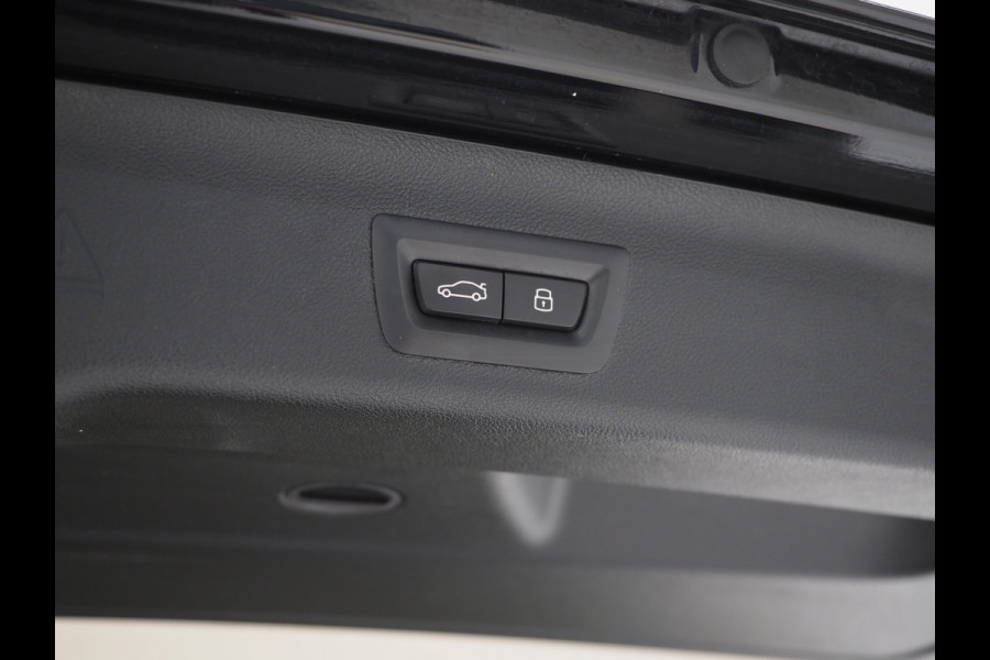 BMW 5 Serie Touring 530e | Leder | Trekhaak | Keyless | Camera | Sfeerlicht | Dodehoek | Cruise | Carplay