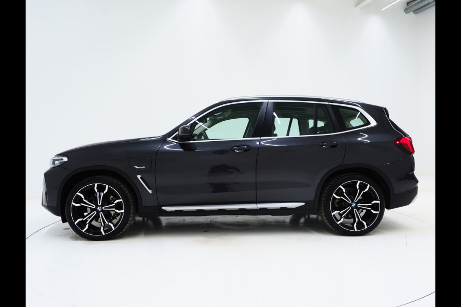 BMW X3 xDrive30e Facelift | Panoramadak | M Stuur | Leder | Trekhaak | Camera | Dodehoek | Carplay
