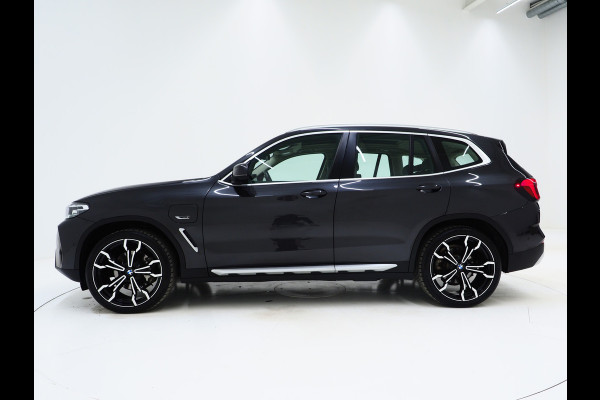 BMW X3 xDrive30e Facelift | Panoramadak | M Stuur | Leder | Trekhaak | Camera | Dodehoek | Carplay