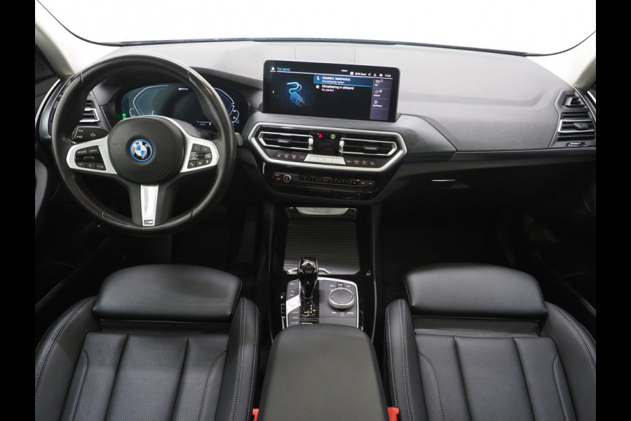 BMW X3 xDrive30e Facelift | Panoramadak | M Stuur | Leder | Trekhaak | Camera | Dodehoek | Carplay