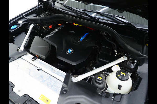 BMW X3 xDrive30e Facelift | Panoramadak | M Stuur | Leder | Trekhaak | Camera | Dodehoek | Carplay