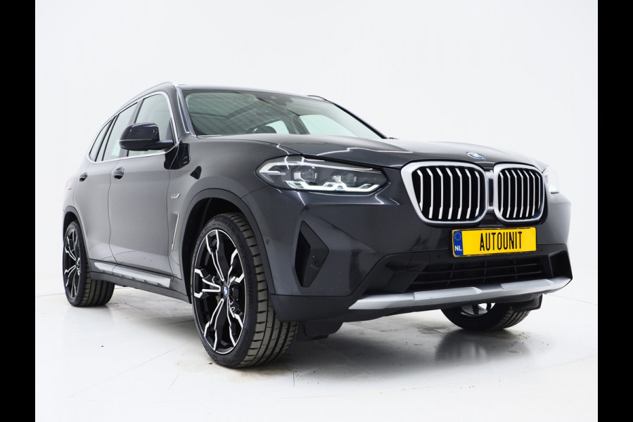 BMW X3 xDrive30e Facelift | Panoramadak | M Stuur | Leder | Trekhaak | Camera | Dodehoek | Carplay
