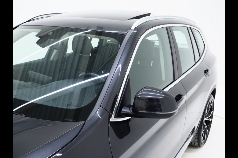 BMW X3 xDrive30e Facelift | Panoramadak | M Stuur | Leder | Trekhaak | Camera | Dodehoek | Carplay