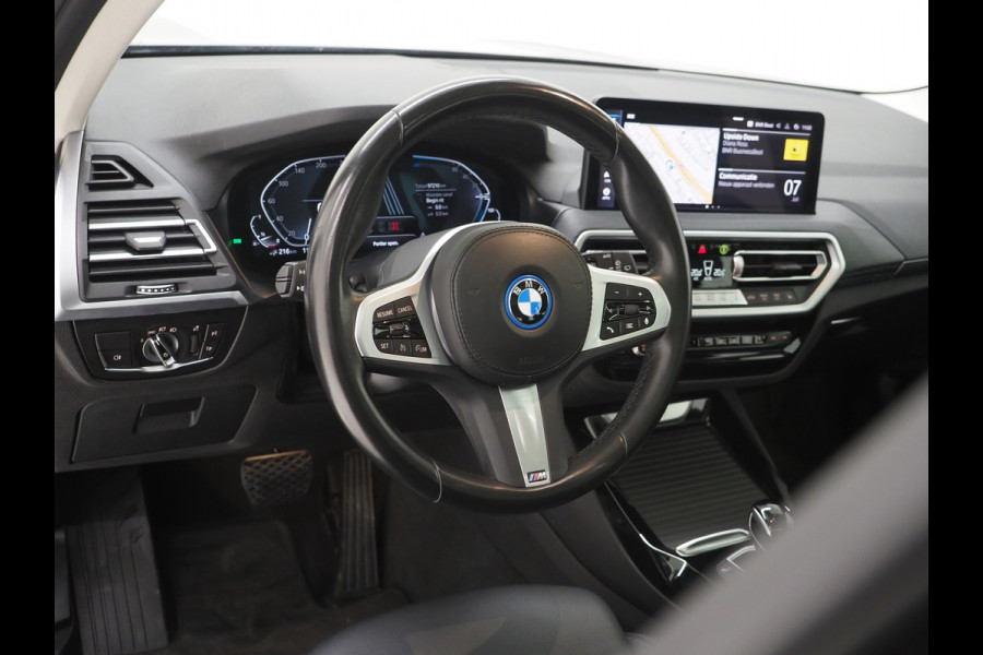 BMW X3 xDrive30e Facelift | Panoramadak | M Stuur | Leder | Trekhaak | Camera | Dodehoek | Carplay