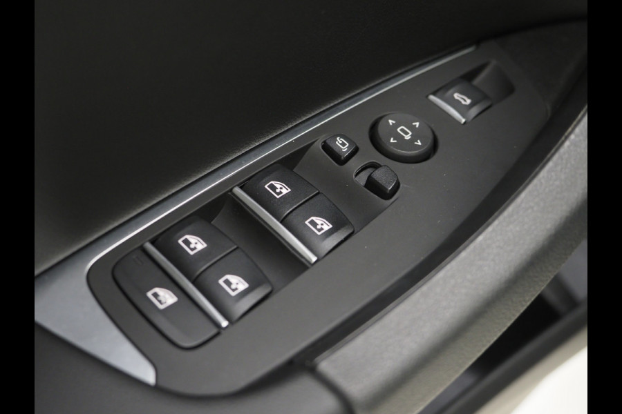 BMW X3 xDrive30e Facelift | Panoramadak | M Stuur | Leder | Trekhaak | Camera | Dodehoek | Carplay