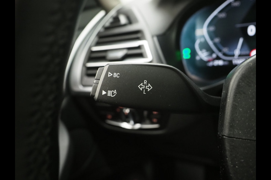 BMW X3 xDrive30e Facelift | Panoramadak | M Stuur | Leder | Trekhaak | Camera | Dodehoek | Carplay