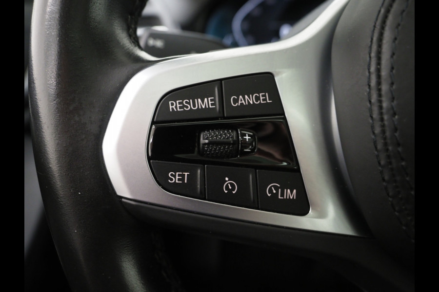 BMW X3 xDrive30e Facelift | Panoramadak | M Stuur | Leder | Trekhaak | Camera | Dodehoek | Carplay
