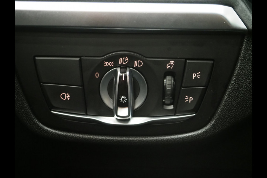 BMW X3 xDrive30e Facelift | Panoramadak | M Stuur | Leder | Trekhaak | Camera | Dodehoek | Carplay