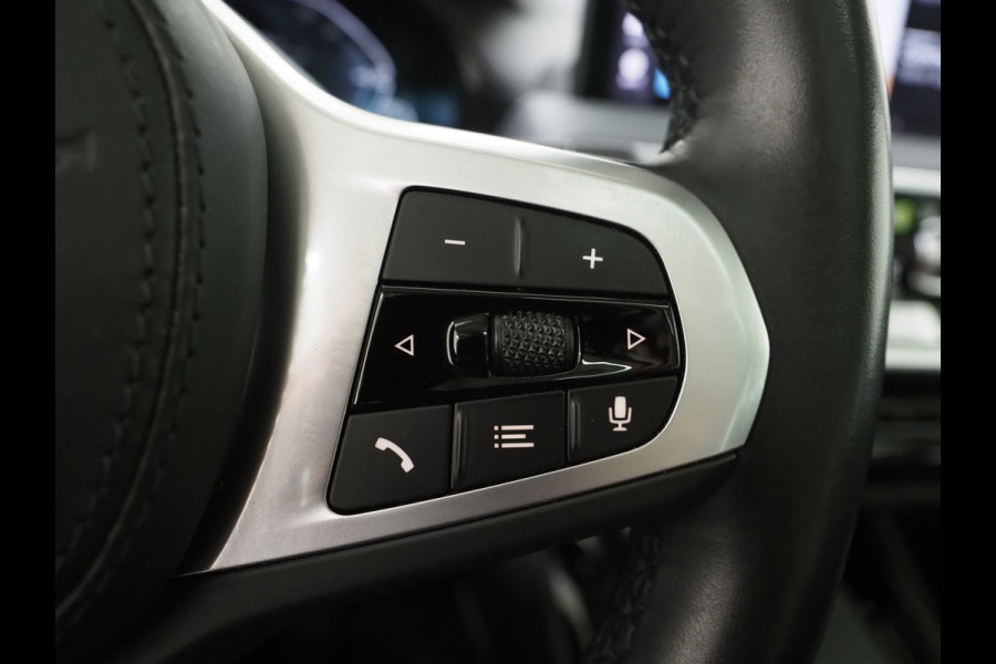 BMW X3 xDrive30e Facelift | Panoramadak | M Stuur | Leder | Trekhaak | Camera | Dodehoek | Carplay