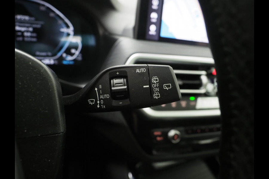 BMW X3 xDrive30e Facelift | Panoramadak | M Stuur | Leder | Trekhaak | Camera | Dodehoek | Carplay