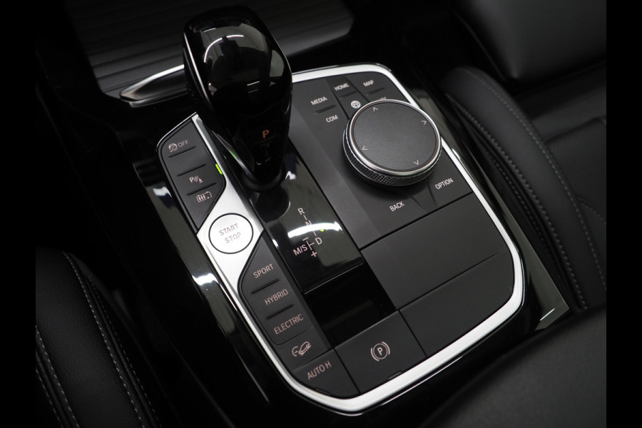 BMW X3 xDrive30e Facelift | Panoramadak | M Stuur | Leder | Trekhaak | Camera | Dodehoek | Carplay