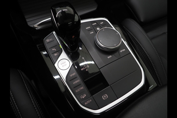BMW X3 xDrive30e Facelift | Panoramadak | M Stuur | Leder | Trekhaak | Camera | Dodehoek | Carplay