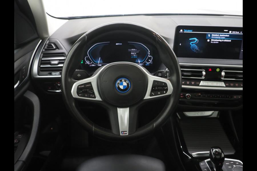 BMW X3 xDrive30e Facelift | Panoramadak | M Stuur | Leder | Trekhaak | Camera | Dodehoek | Carplay