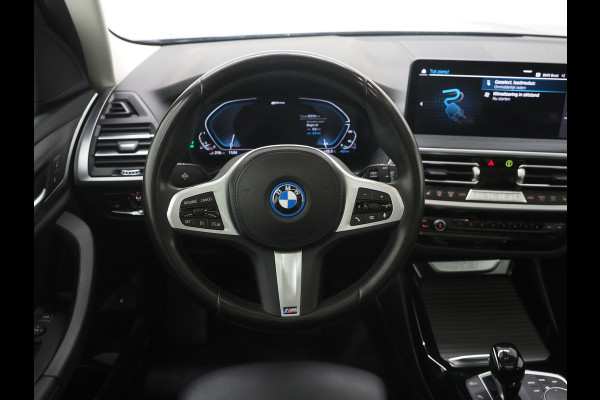 BMW X3 xDrive30e Facelift | Panoramadak | M Stuur | Leder | Trekhaak | Camera | Dodehoek | Carplay