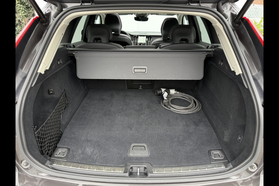 Volvo XC60 2.0 T6 Plug-in hybrid AWD Plus Dark | Trekhaak | Pano | Memory | H/K Audio | 360* Camera
