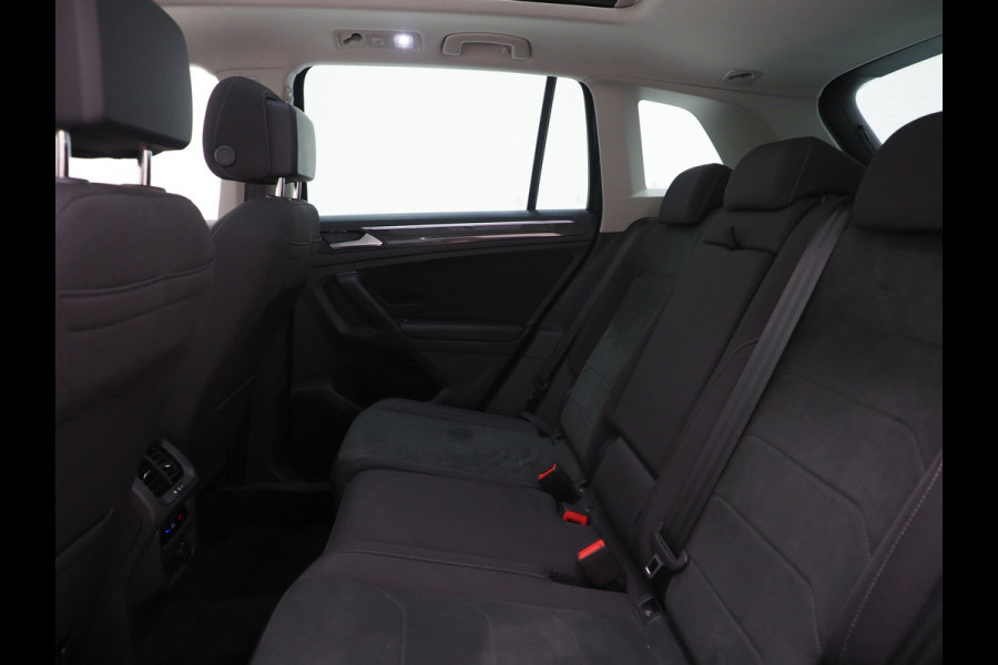 Volkswagen Tiguan 1.4 TSI eHybrid Elegance | Panoramadak | Trekhaak | Dodehoek | Adaptive Cruise | Virtual | Matrix | Carplay