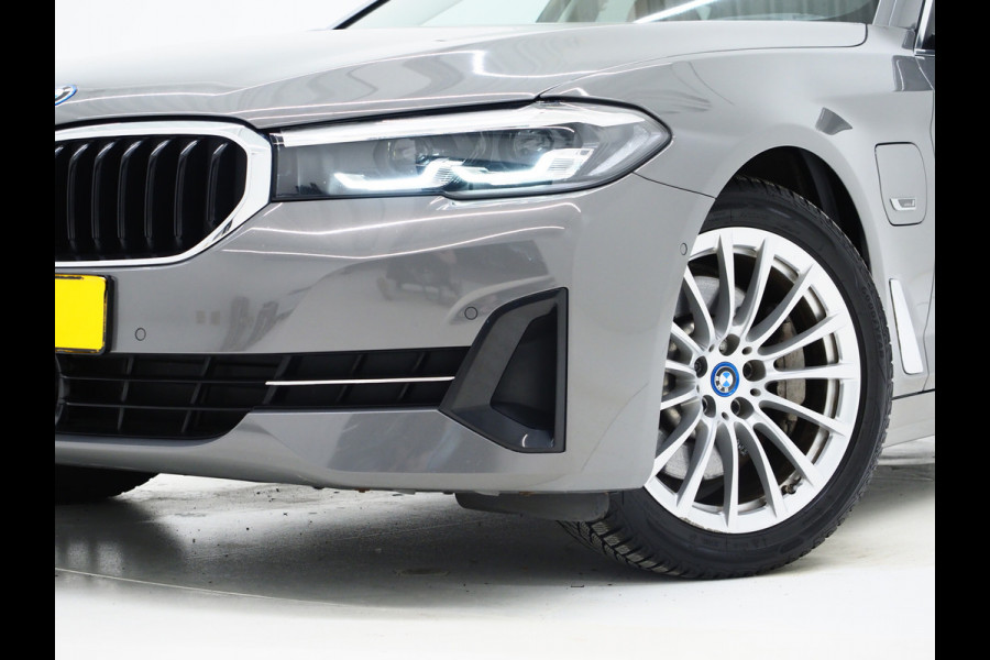 BMW 5 Serie Touring 520e | Leder | HUD | Adaptive Cruise | 360 | Dodehoek | Sfeerlicht | Stoelverwarming