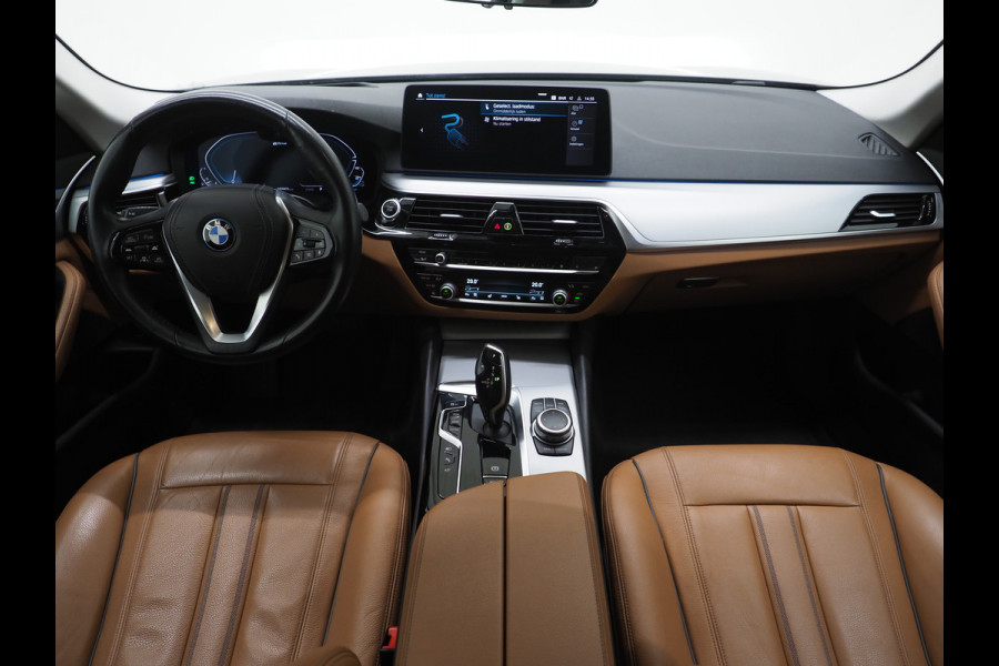 BMW 5 Serie Touring 520e | Leder | HUD | Adaptive Cruise | 360 | Dodehoek | Sfeerlicht | Stoelverwarming