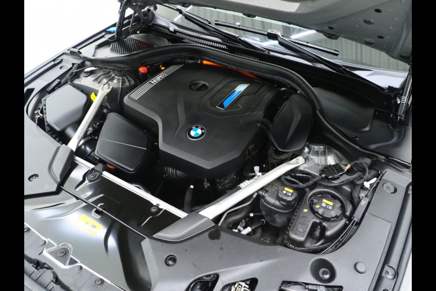 BMW 5 Serie Touring 520e | Leder | HUD | Adaptive Cruise | 360 | Dodehoek | Sfeerlicht | Stoelverwarming