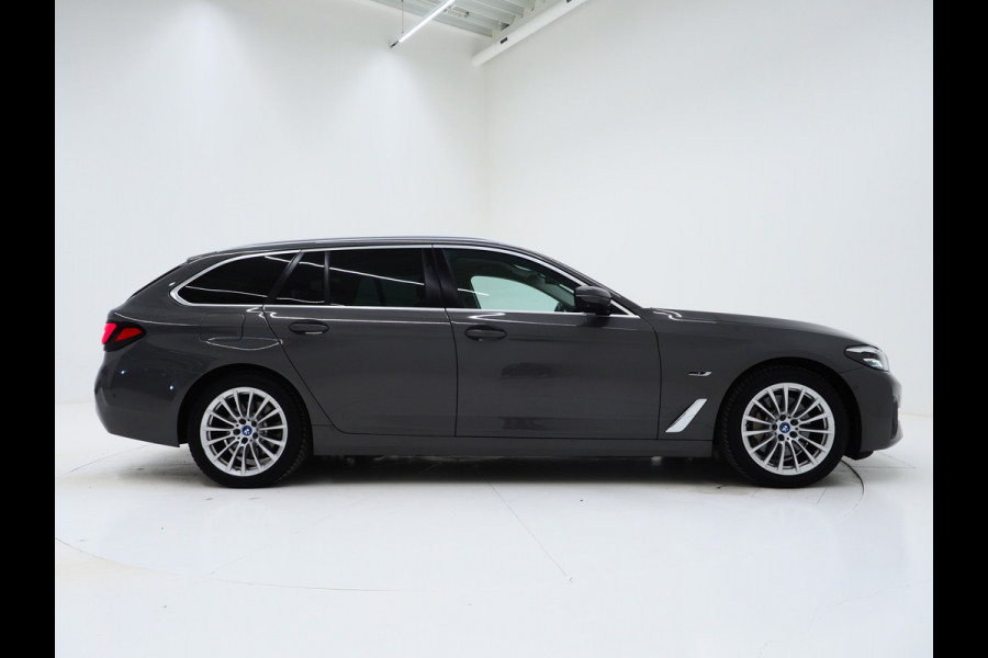 BMW 5 Serie Touring 520e | Leder | HUD | Adaptive Cruise | 360 | Dodehoek | Sfeerlicht | Stoelverwarming