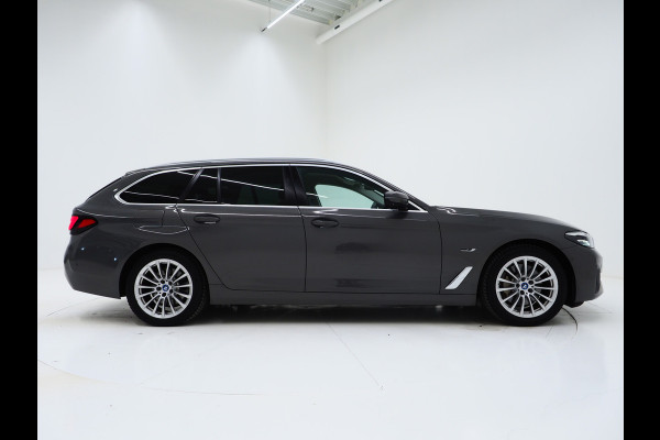 BMW 5 Serie Touring 520e | Leder | HUD | Adaptive Cruise | 360 | Dodehoek | Sfeerlicht | Stoelverwarming