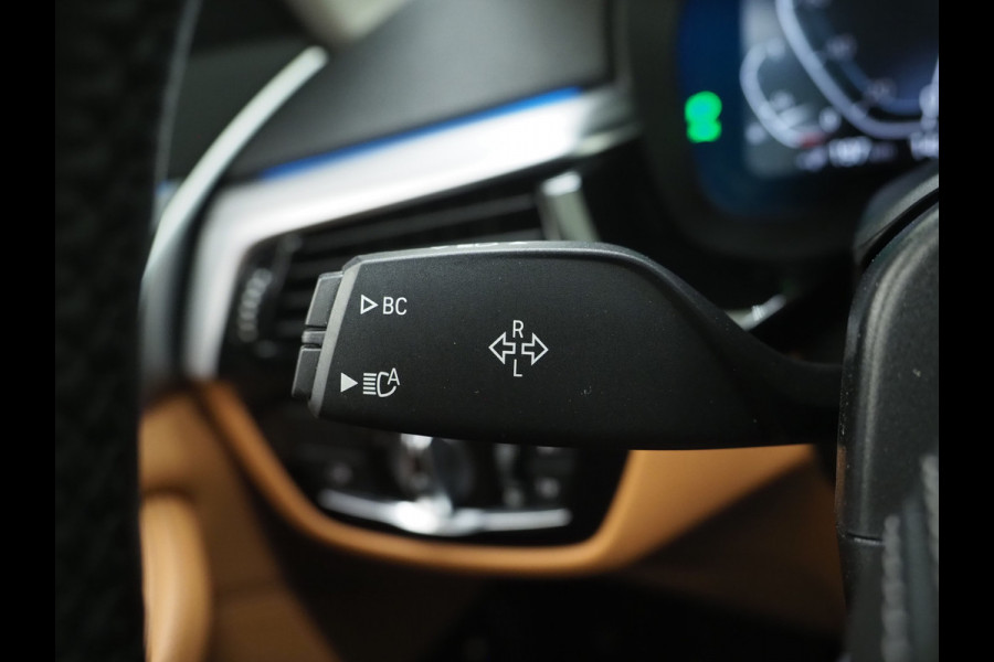 BMW 5 Serie Touring 520e | Leder | HUD | Adaptive Cruise | 360 | Dodehoek | Sfeerlicht | Stoelverwarming