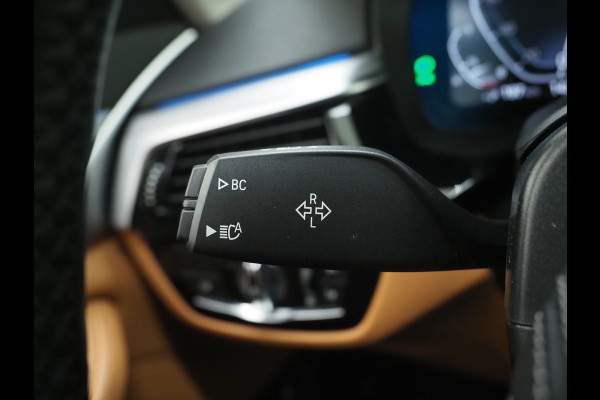 BMW 5 Serie Touring 520e | Leder | HUD | Adaptive Cruise | 360 | Dodehoek | Sfeerlicht | Stoelverwarming