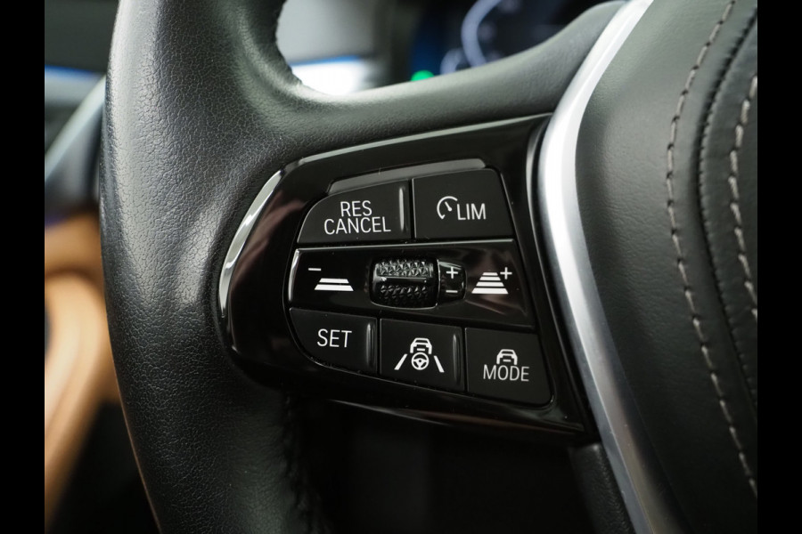 BMW 5 Serie Touring 520e | Leder | HUD | Adaptive Cruise | 360 | Dodehoek | Sfeerlicht | Stoelverwarming