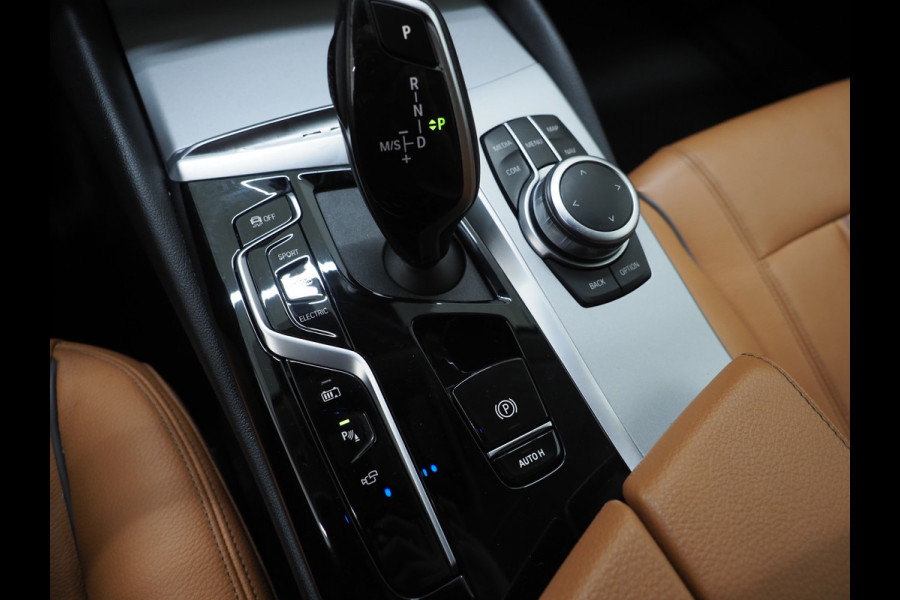 BMW 5 Serie Touring 520e | Leder | HUD | Adaptive Cruise | 360 | Dodehoek | Sfeerlicht | Stoelverwarming