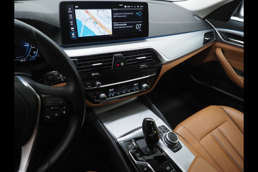 BMW 5 Serie Touring 520e | Leder | HUD | Adaptive Cruise | 360 | Dodehoek | Sfeerlicht | Stoelverwarming
