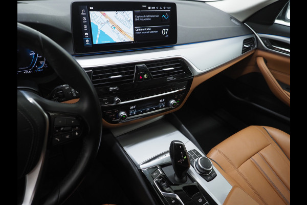 BMW 5 Serie Touring 520e | Leder | HUD | Adaptive Cruise | 360 | Dodehoek | Sfeerlicht | Stoelverwarming