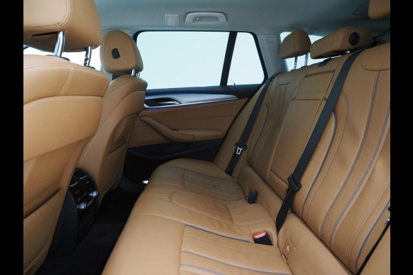 BMW 5 Serie Touring 520e | Leder | HUD | Adaptive Cruise | 360 | Dodehoek | Sfeerlicht | Stoelverwarming
