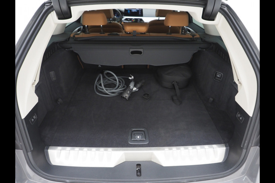 BMW 5 Serie Touring 520e | Leder | HUD | Adaptive Cruise | 360 | Dodehoek | Sfeerlicht | Stoelverwarming