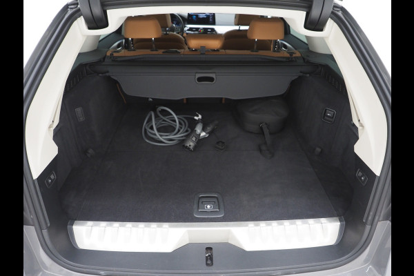 BMW 5 Serie Touring 520e | Leder | HUD | Adaptive Cruise | 360 | Dodehoek | Sfeerlicht | Stoelverwarming
