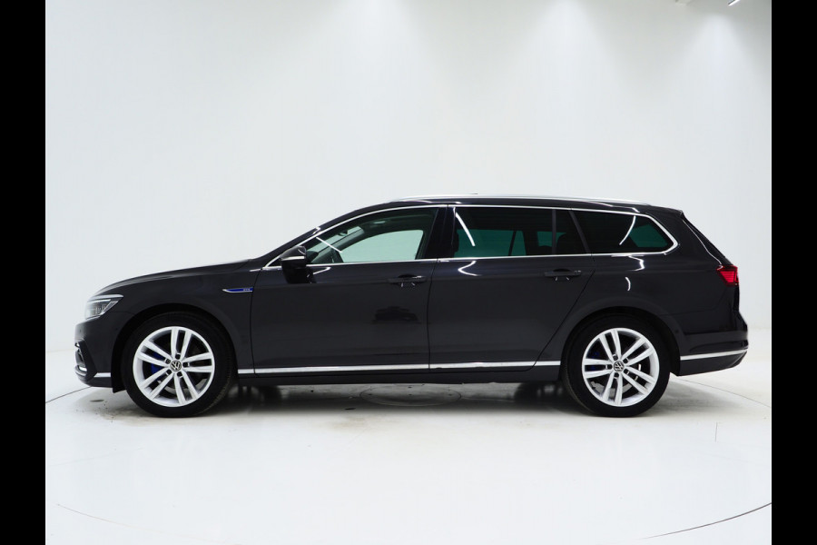 Volkswagen Passat Variant 1.4 TSI PHEV GTE | Panoramadak | Leder/Alcantara | Trekhaak | Massage | 360 | Sfeerlicht | Keyless