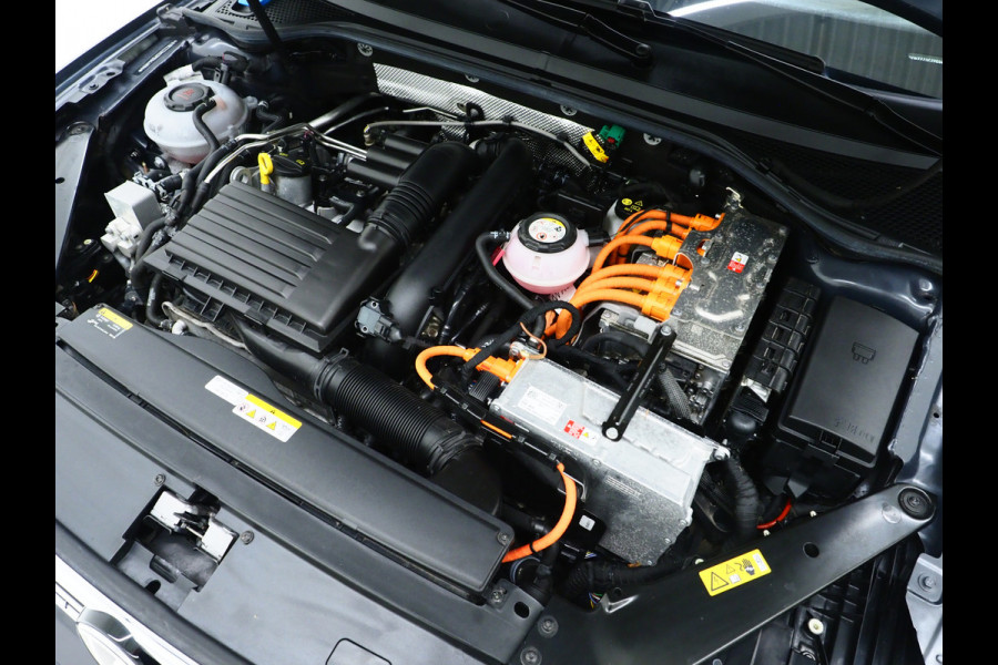 Volkswagen Passat Variant 1.4 TSI PHEV GTE | Panoramadak | Leder/Alcantara | Trekhaak | Massage | 360 | Sfeerlicht | Keyless