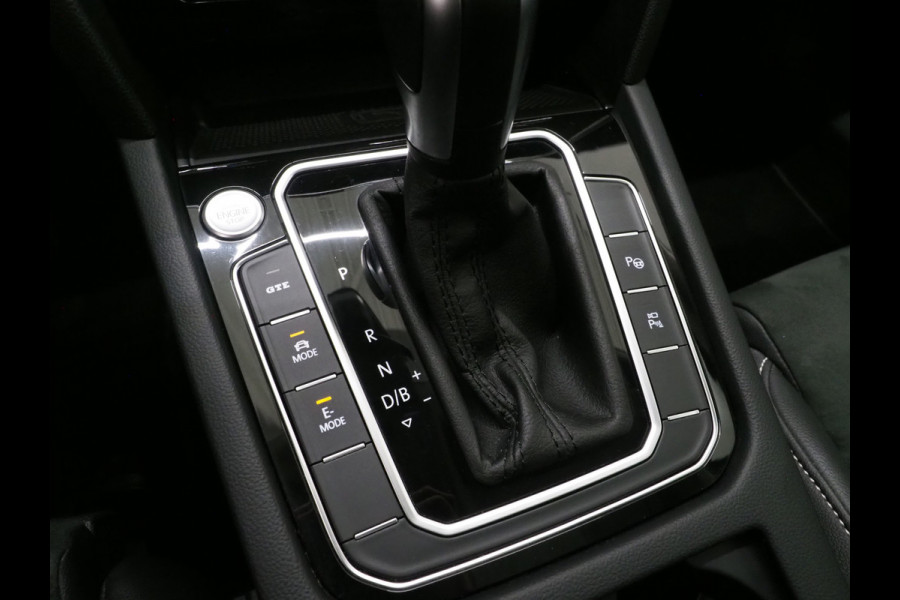 Volkswagen Passat Variant 1.4 TSI PHEV GTE | Panoramadak | Leder/Alcantara | Trekhaak | Massage | 360 | Sfeerlicht | Keyless