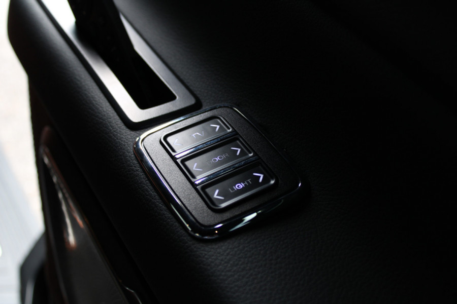 Mercedes-Benz V-Klasse 300d / XXL / AMG / 4-Matic / VIP 8-Persoons / Luchtvering / TV / Burmester / 360 Camera / Vol Opties / NIEUWSTAAT