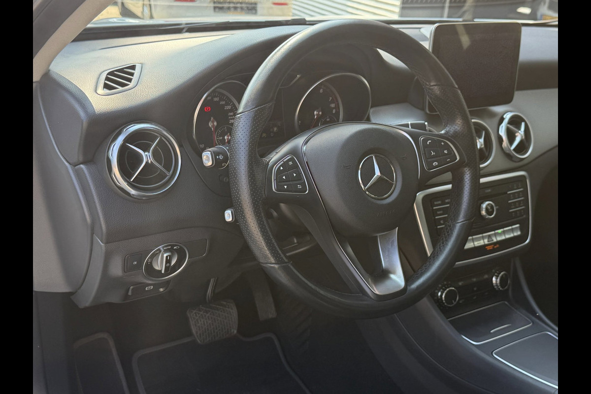 Mercedes-Benz GLA 180 URBAN Sport - AUTOMAAT I Panorama dak I Navigatie I Airco I Sport pakket I PDC I Dealer onderhouden